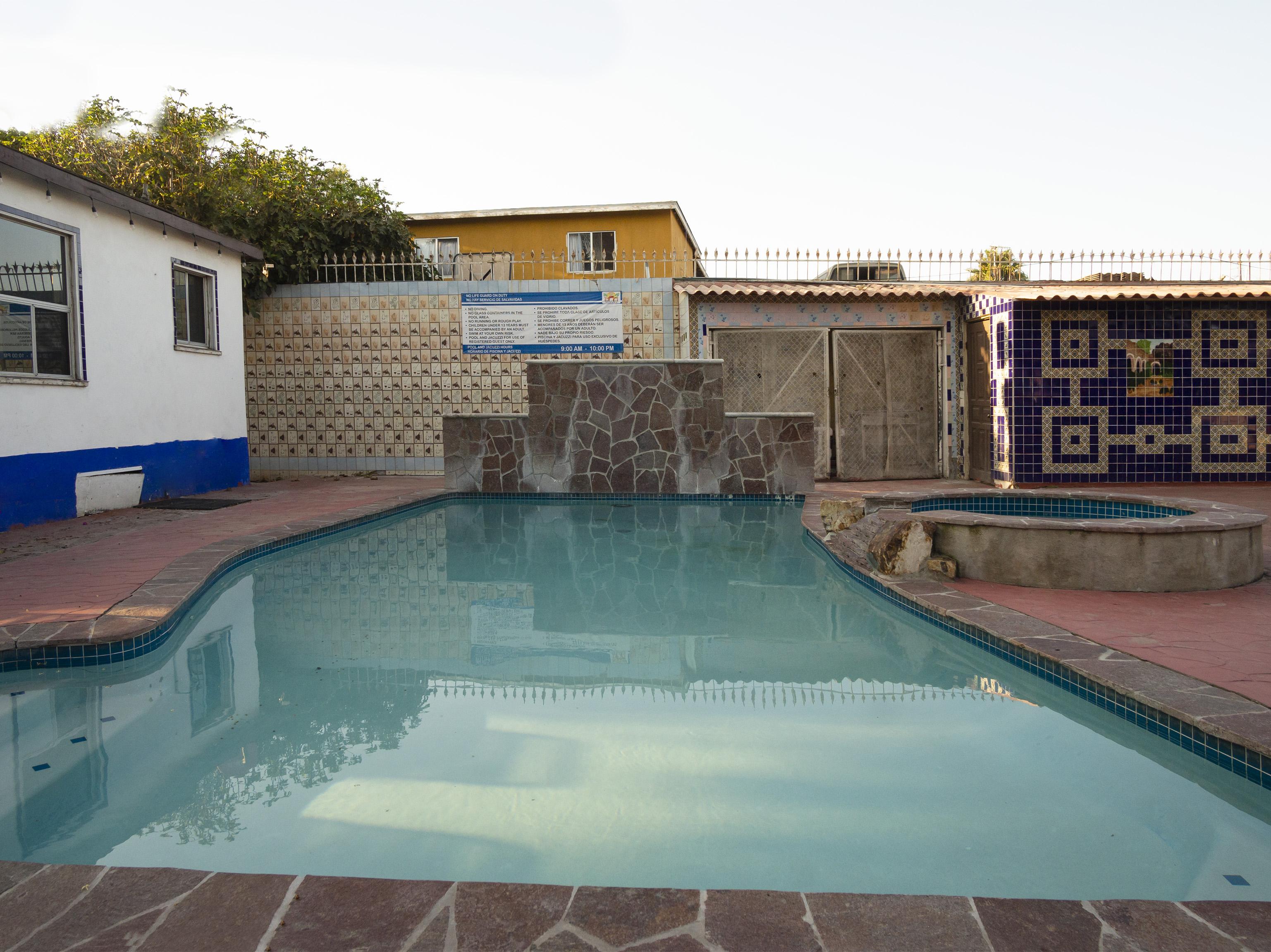 Oyo Hotel Hacienda Don Luis, 罗萨里托 外观 照片 A swimming pool in a house in Soweto, South Africa